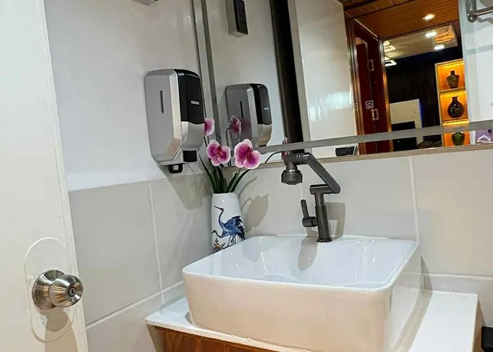 Cozy Hub Bed & Breakfast Manila